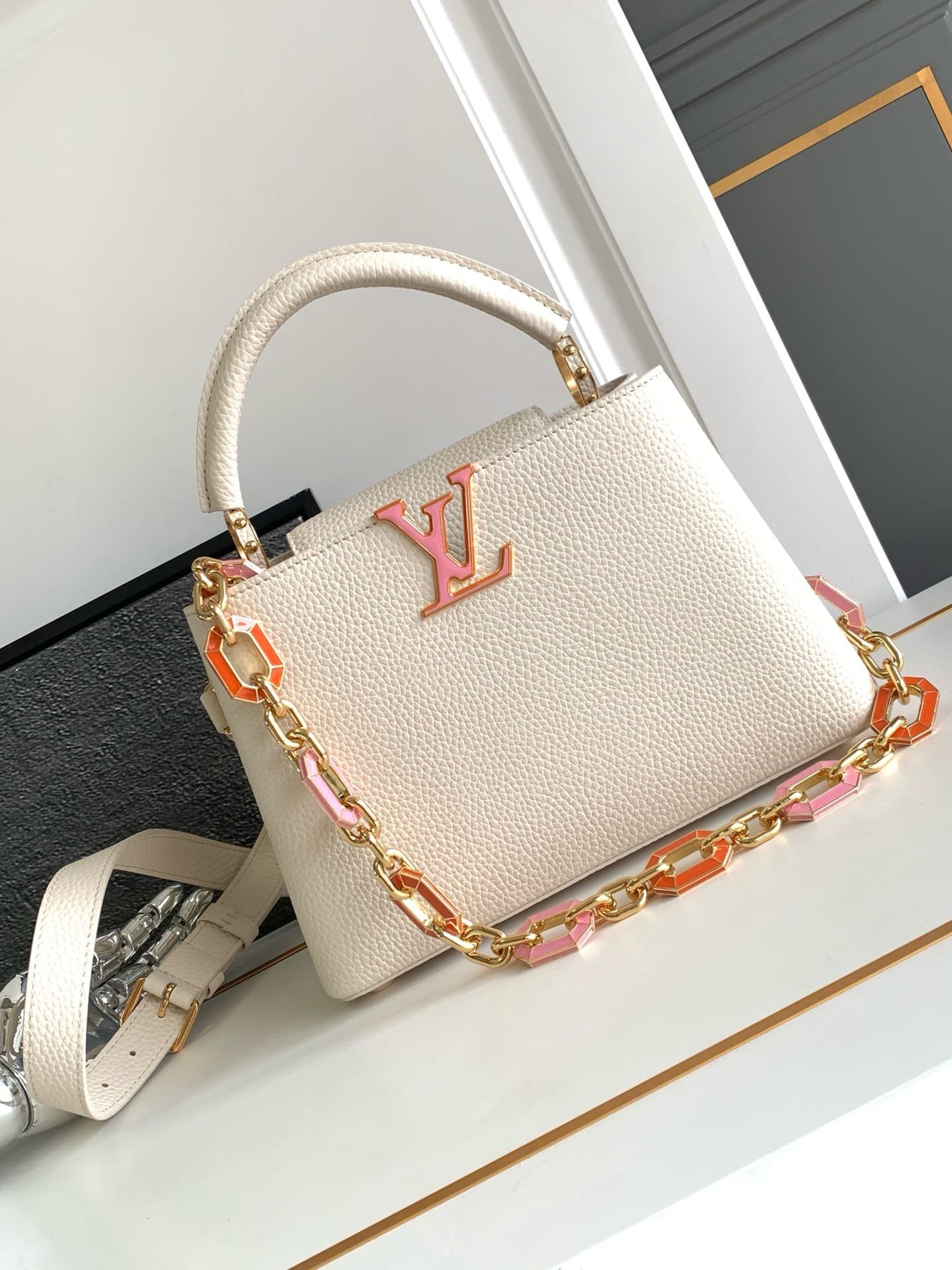 Alternative view of Louis Vuitton Capucines BB Taurillon