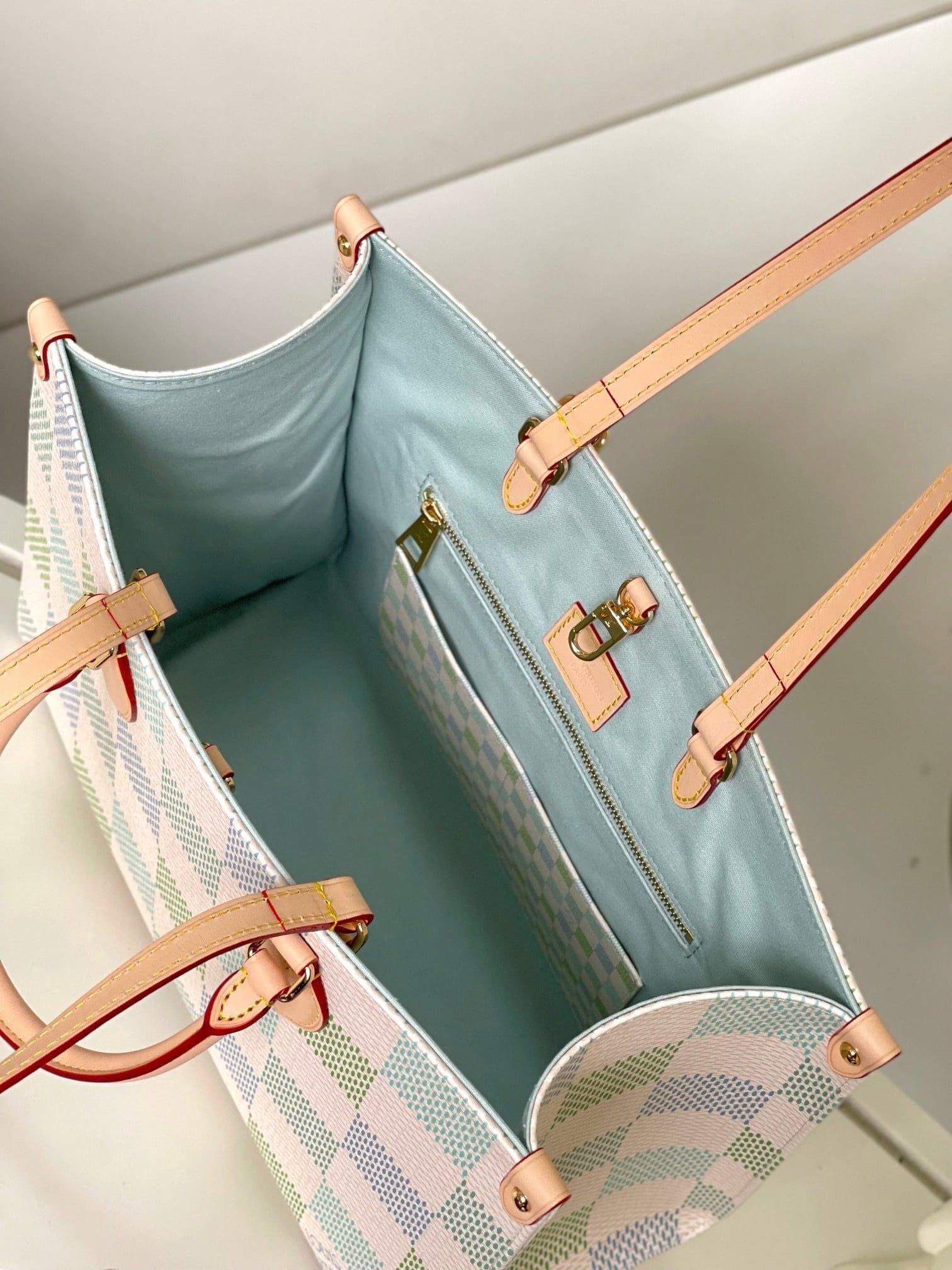 Louis Vuitton OnTheGo MM Damier Canvas - Image 10