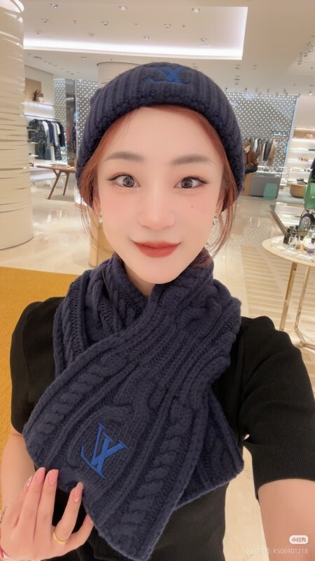 LV Light Pink Cable Knit Scarf with Embroidered Logo - Image 12