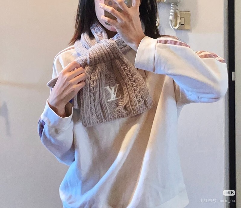 LV Light Pink Cable Knit Scarf with Embroidered Logo - Image 4