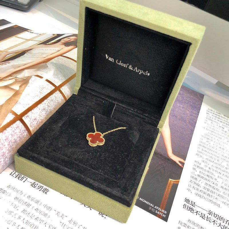 VCA Black Onyx Single Clover Gold Necklace - Image 3