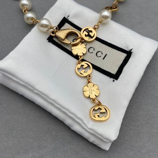 Alternative view of GUN7  New interlocking double G flower pearl necklace