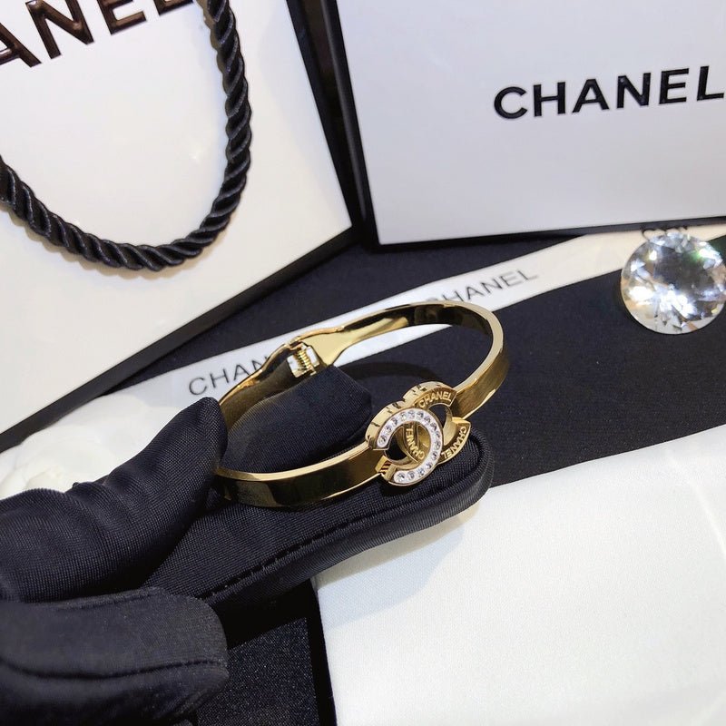 Chanel Textured Gold Interlocking CC - Image 5