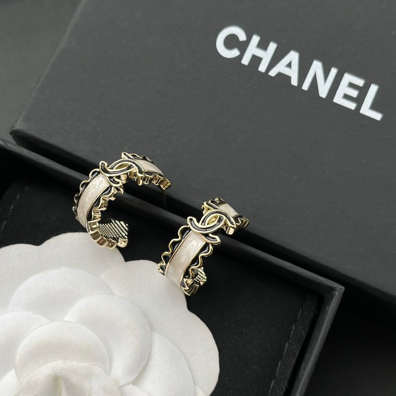 Chanel Two-Tone Ruffled Edge CC - Image 4