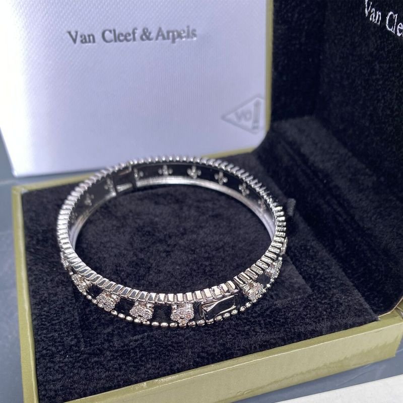 VAB30 Fashionable high quality four leaf flower bracelet gold plated Jewelry - Image 3