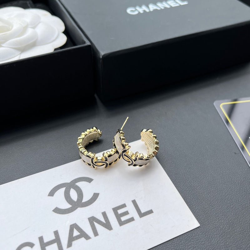 Chanel Two-Tone Ruffled Edge CC - Image 3