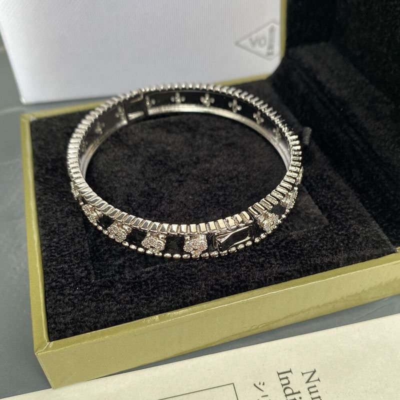 Alternative view of VAB30 Fashionable high quality four leaf flower bracelet gold plated   Jewelry