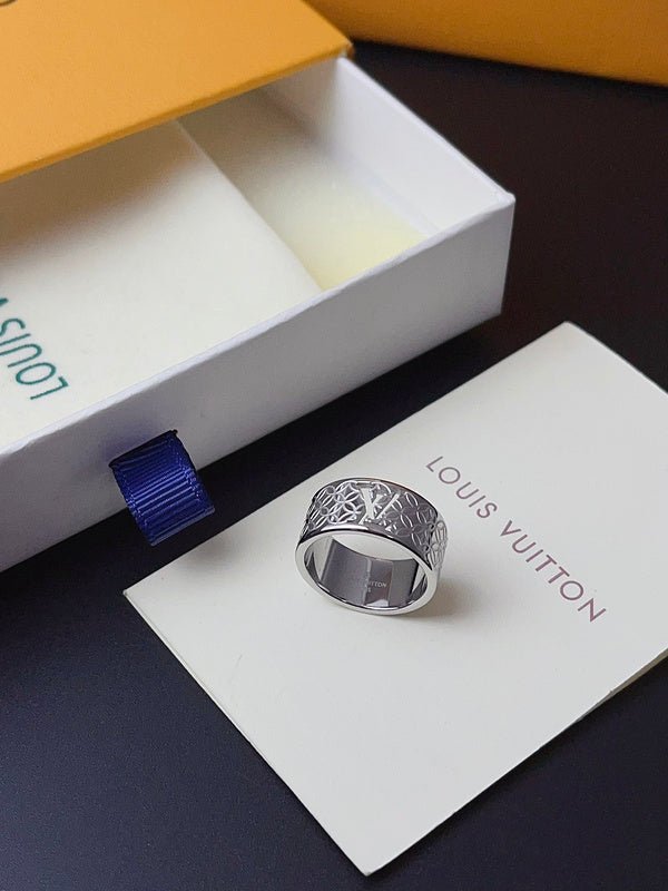 Alternative view of LV Filigree Band Ring