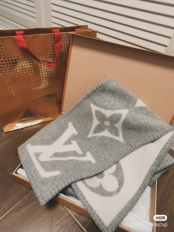 LV Oversized Monogram Cashmere Blend Scarf - Image 5