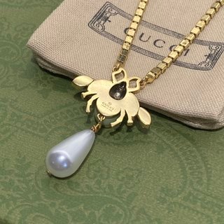 Alternative view of GUN6   Little bee Pearl pendant necklace