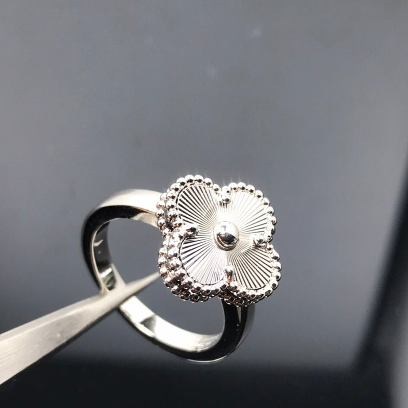 Laser Carved Texture Single Gold Clover Ring - Image 5