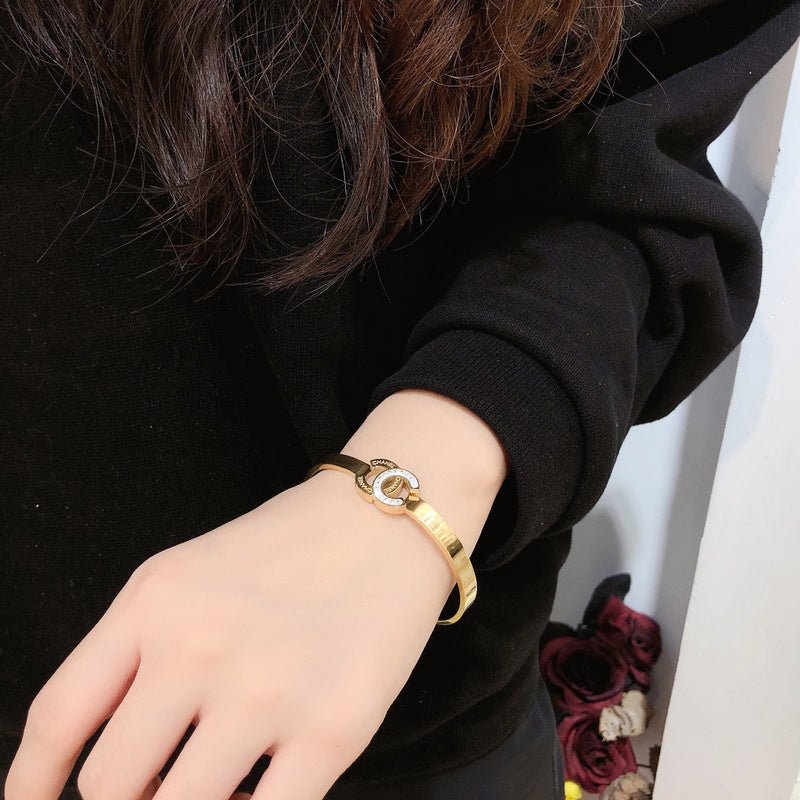 Chanel Textured Gold Interlocking CC - Image 8