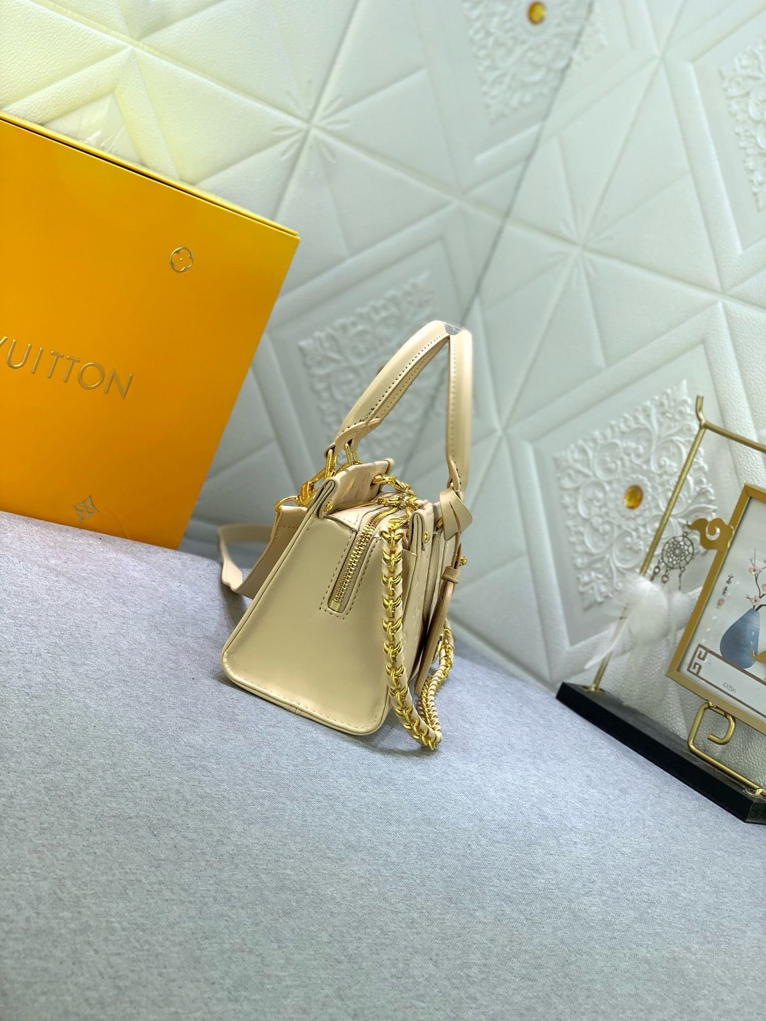 Louis Vuitton OnTheGo East West Calfskin - Image 5