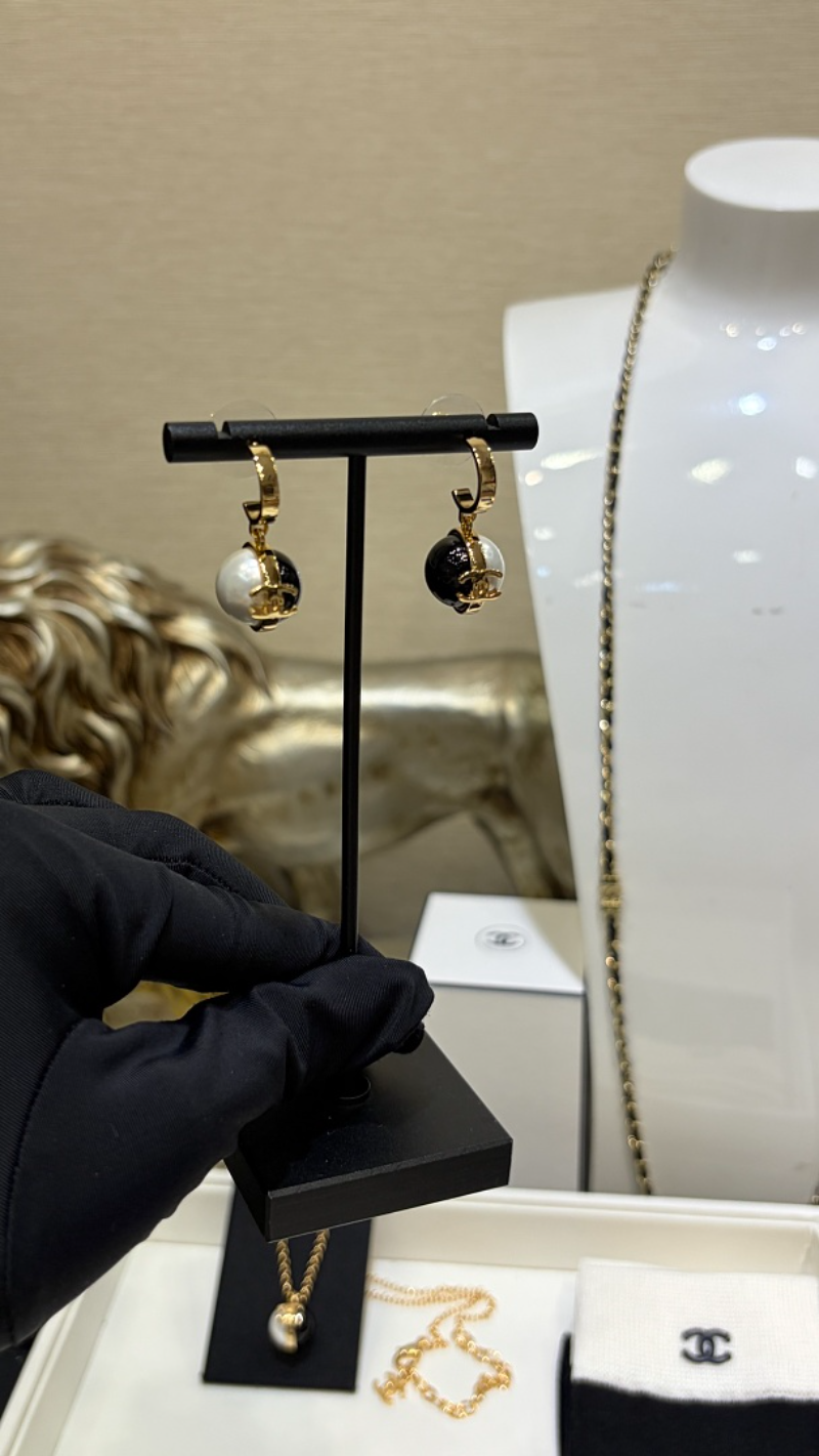 Chanel Two-Tone Pearl Hoop Drop Earrings - Image 4