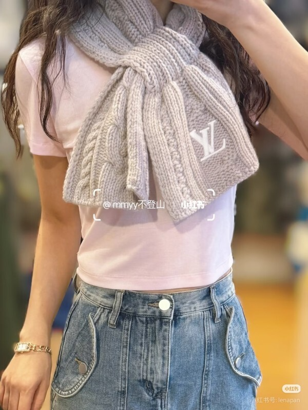 LV Light Pink Cable Knit Scarf with Embroidered Logo - Image 8