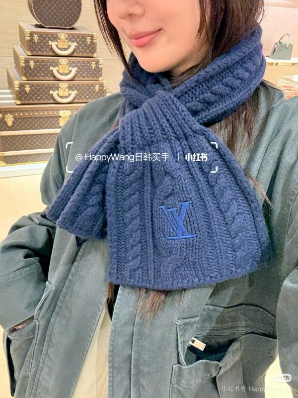LV Light Pink Cable Knit Scarf with Embroidered Logo - Image 11