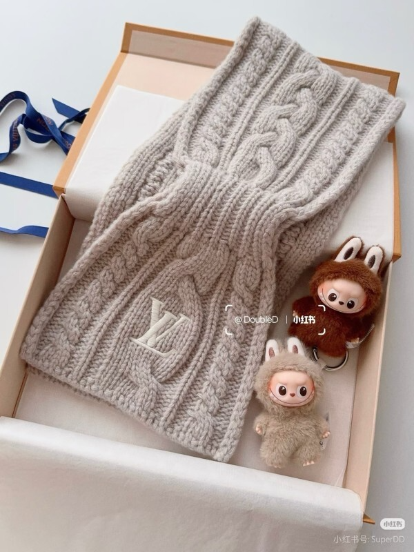 LV Light Pink Cable Knit Scarf with Embroidered Logo - Image 5