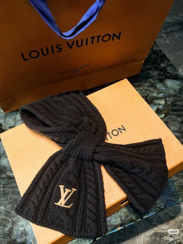 LV Light Pink Cable Knit Scarf with Embroidered Logo - Image 14