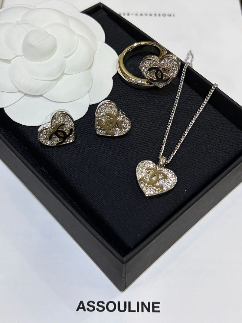 Chanel Silver Crystal Heart CC Jewelry Set - Image 5