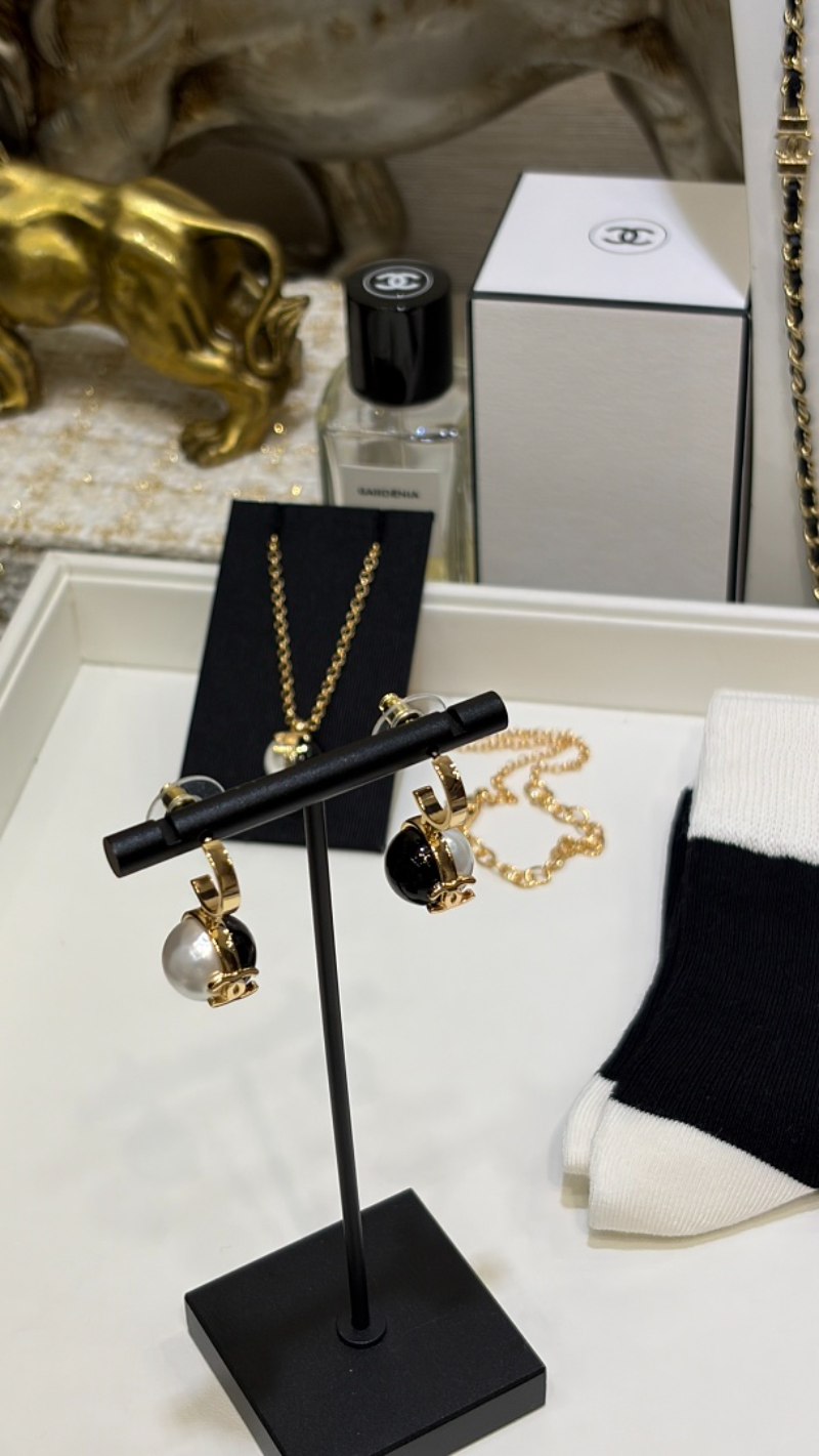 Chanel Two-Tone Pearl Hoop Drop Earrings - Image 3