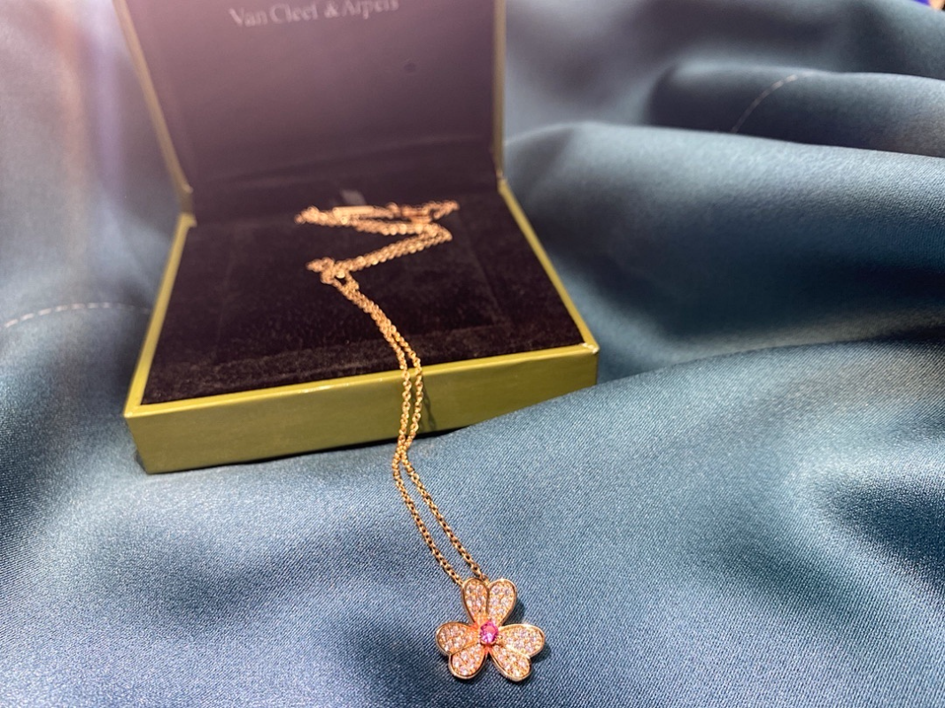 VCA Starry Sky Pink Gem Flower Necklace