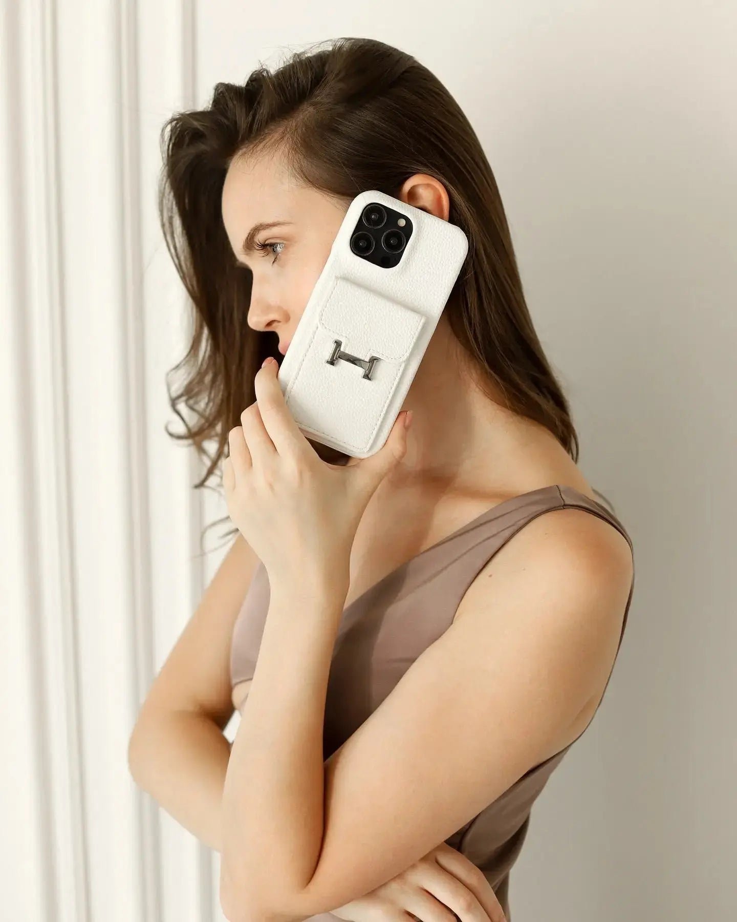 Alternative view of Le Blanc Herm??s iPhone 17 Pro Max Case with Cardholder