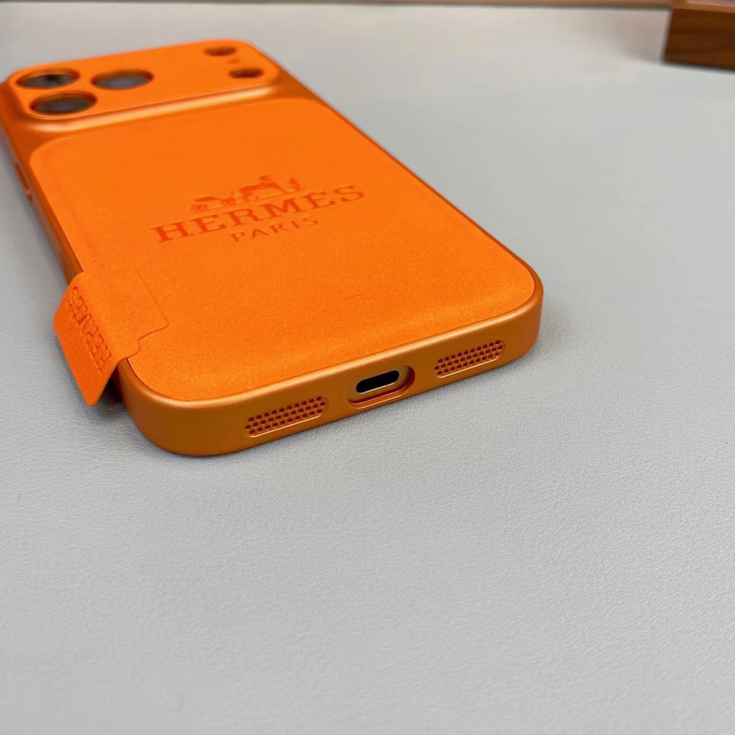 Hermès Grey Logo Embossed Leather Phone Case - Image 5