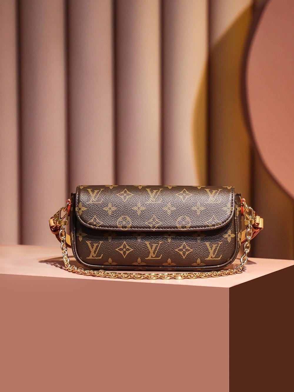 Louis Vuitton Ivy WOC Monogram Canvas - Image 10