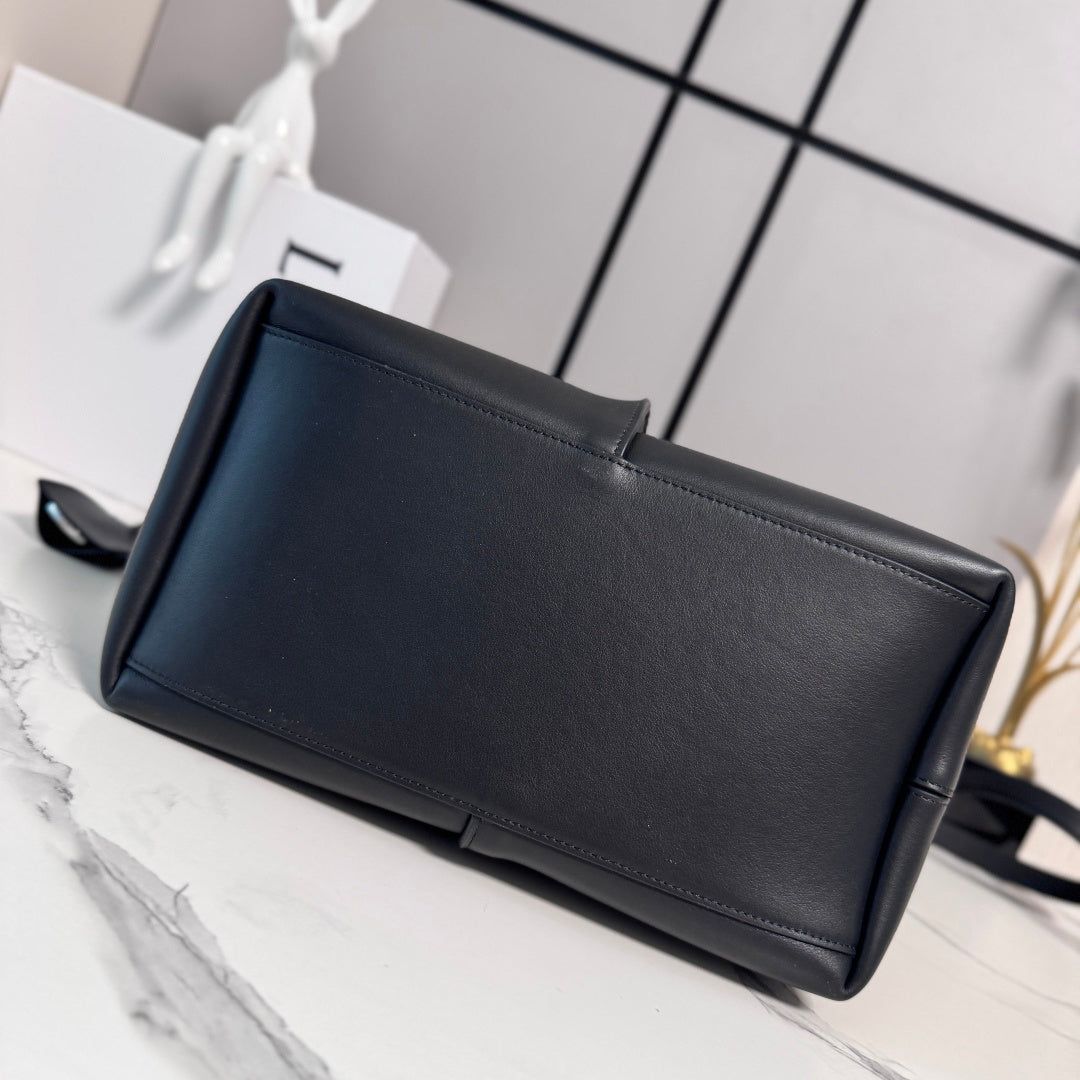 Loewe Large Bilbao Bucket Black Smooth Calfskin 289322 - Image 8