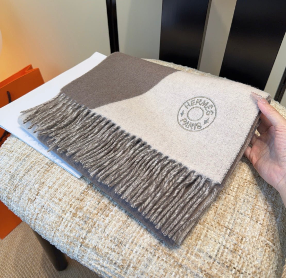 Alternative view of HERMES HERMES 25S SCARF 190 IN CASERE 989784