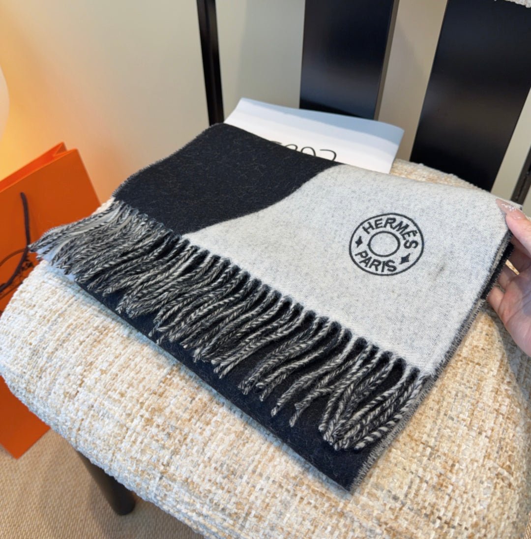 Alternative view of HERMES HERMES 25S SCARF 190 IN CASERE 989786