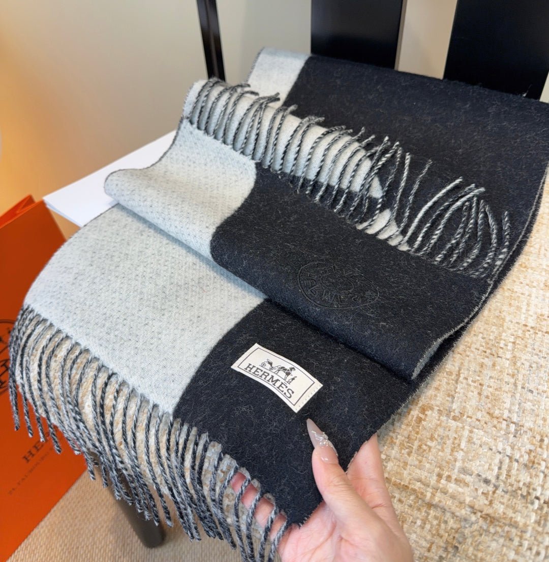 Hermès Cashmere Two-Tone Scarf - Image 5