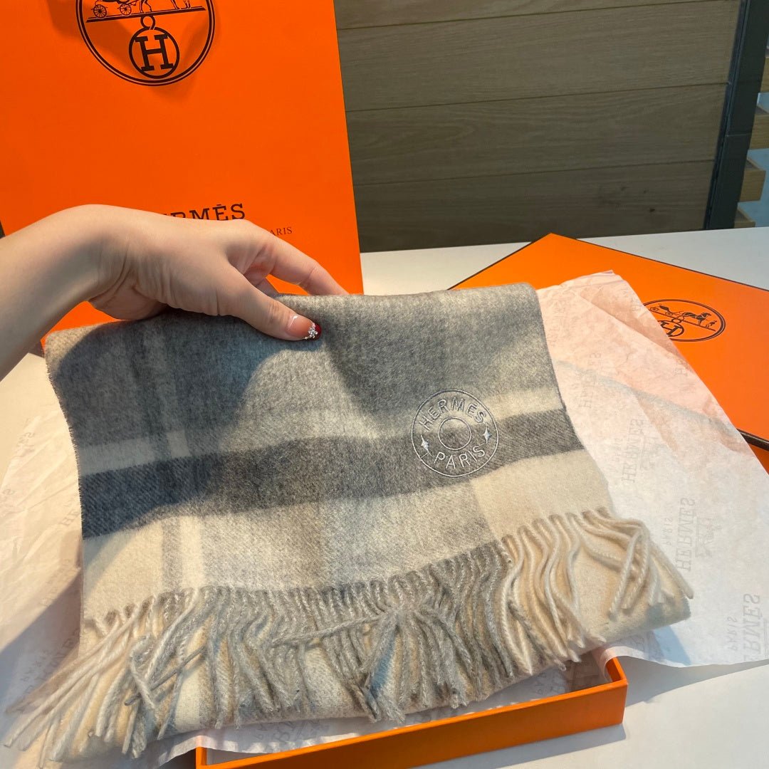 Hermès Plaid Cashmere Scarf - Image 6