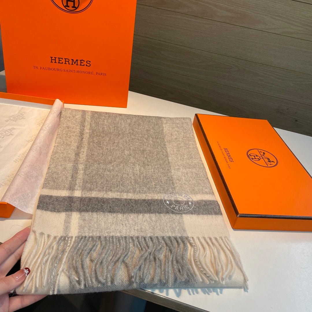 Hermès Plaid Cashmere Scarf - Image 3