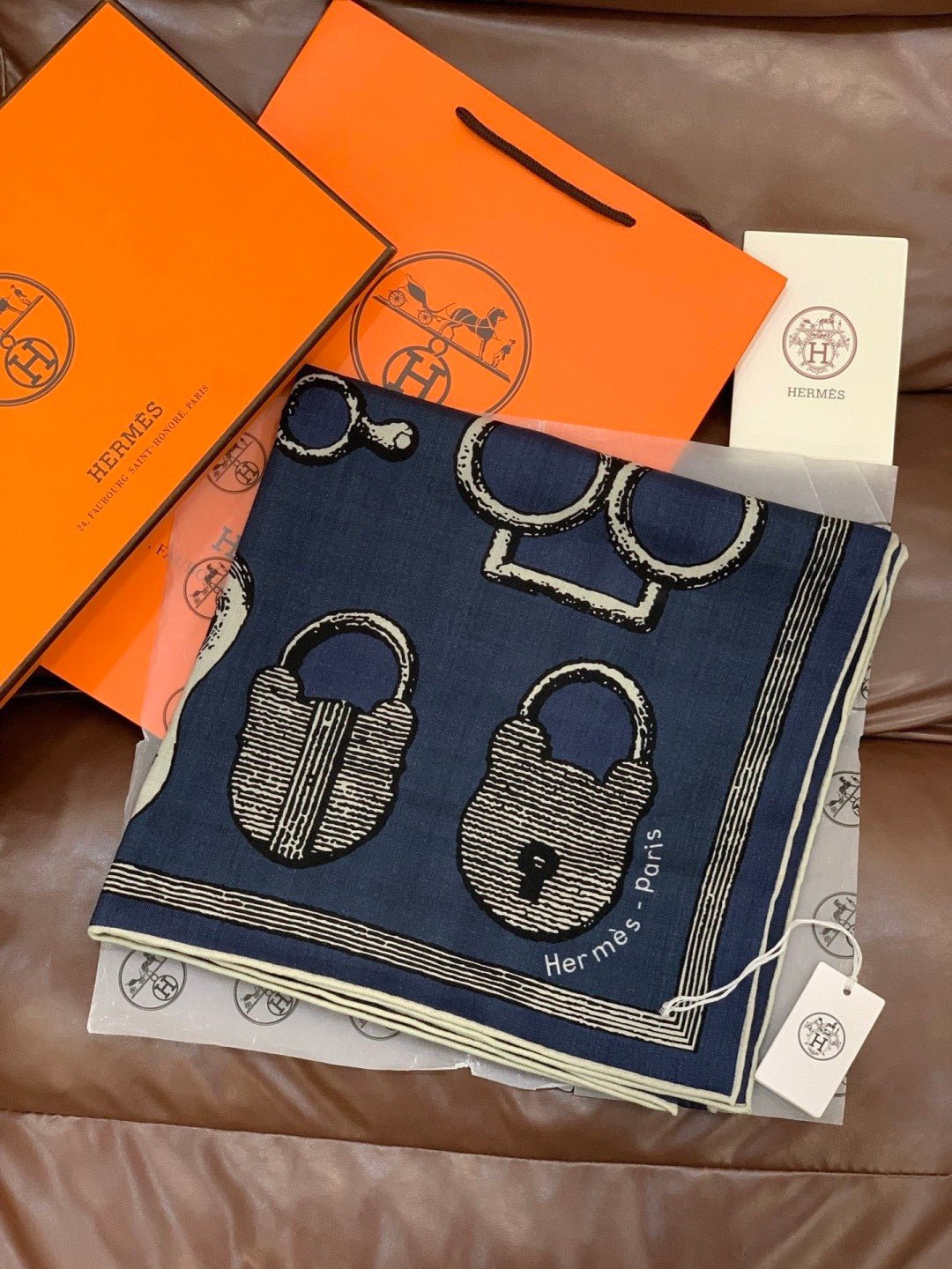 Alternative view of HERMES HERMES 25S SCARF 137 IN SILK CASERE 991690