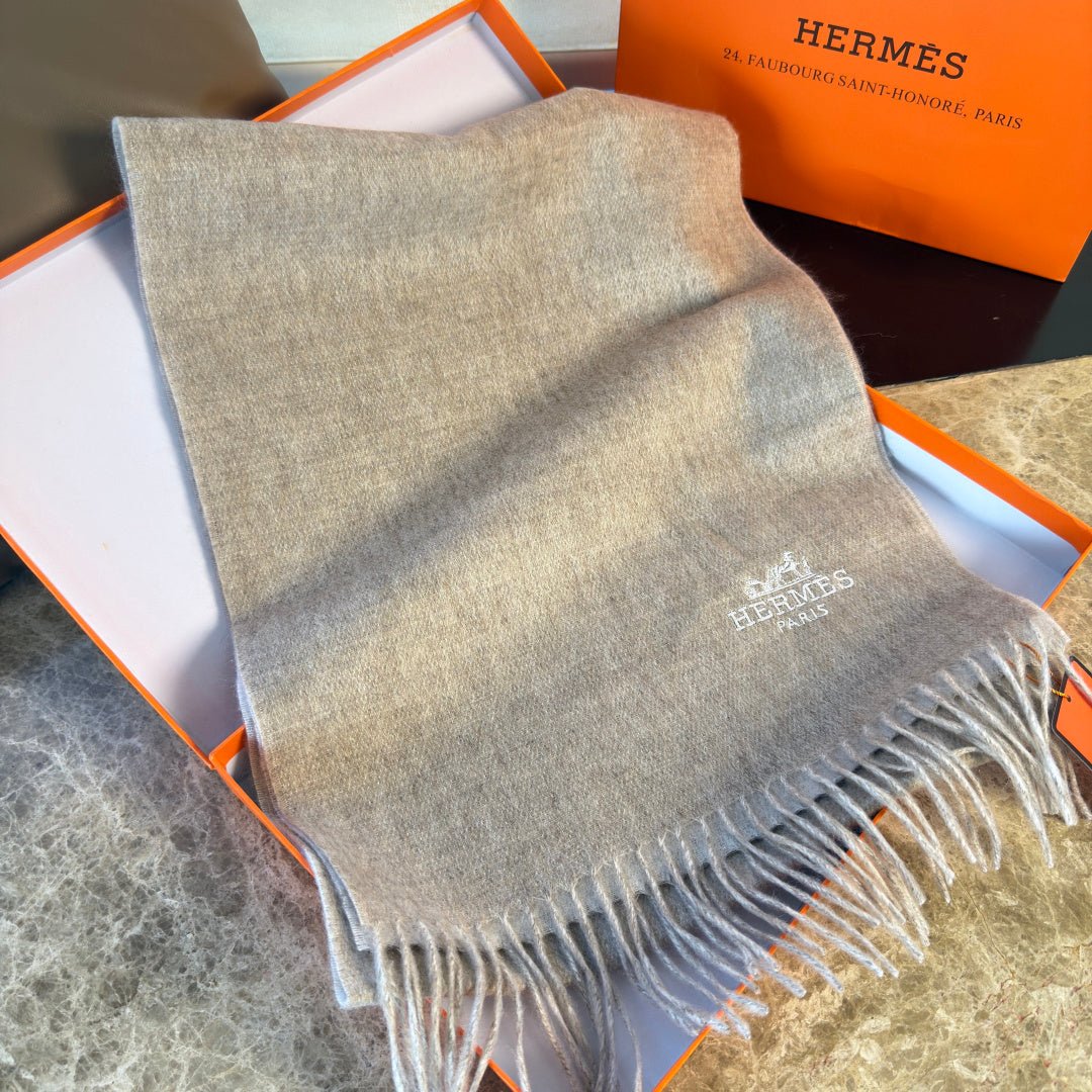Hermès Cashmere Plain Tassel Scarf - Image 6