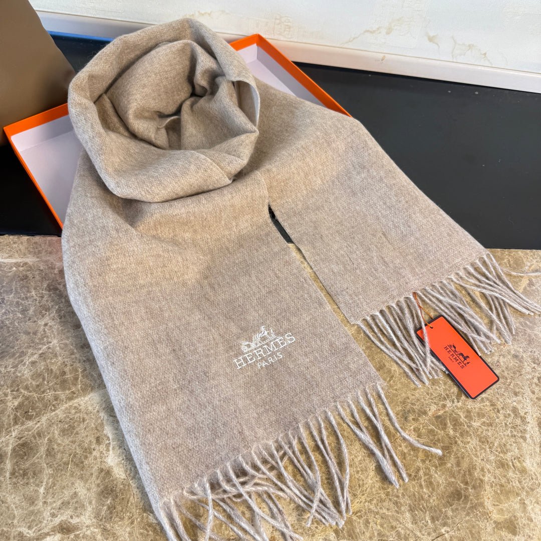 Hermès Cashmere Plain Tassel Scarf - Image 3