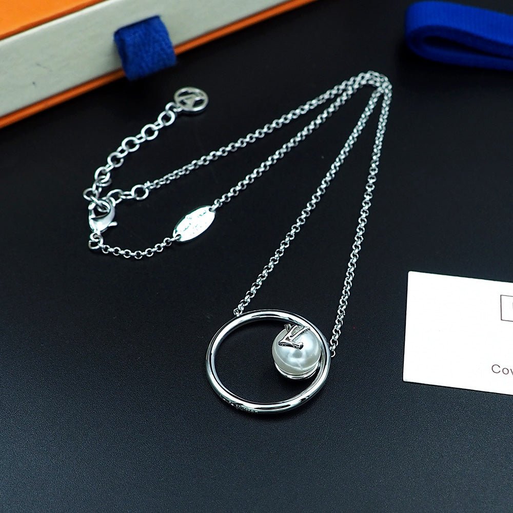 LV Gold Circle Pearl LV Logo Necklace - Image 12