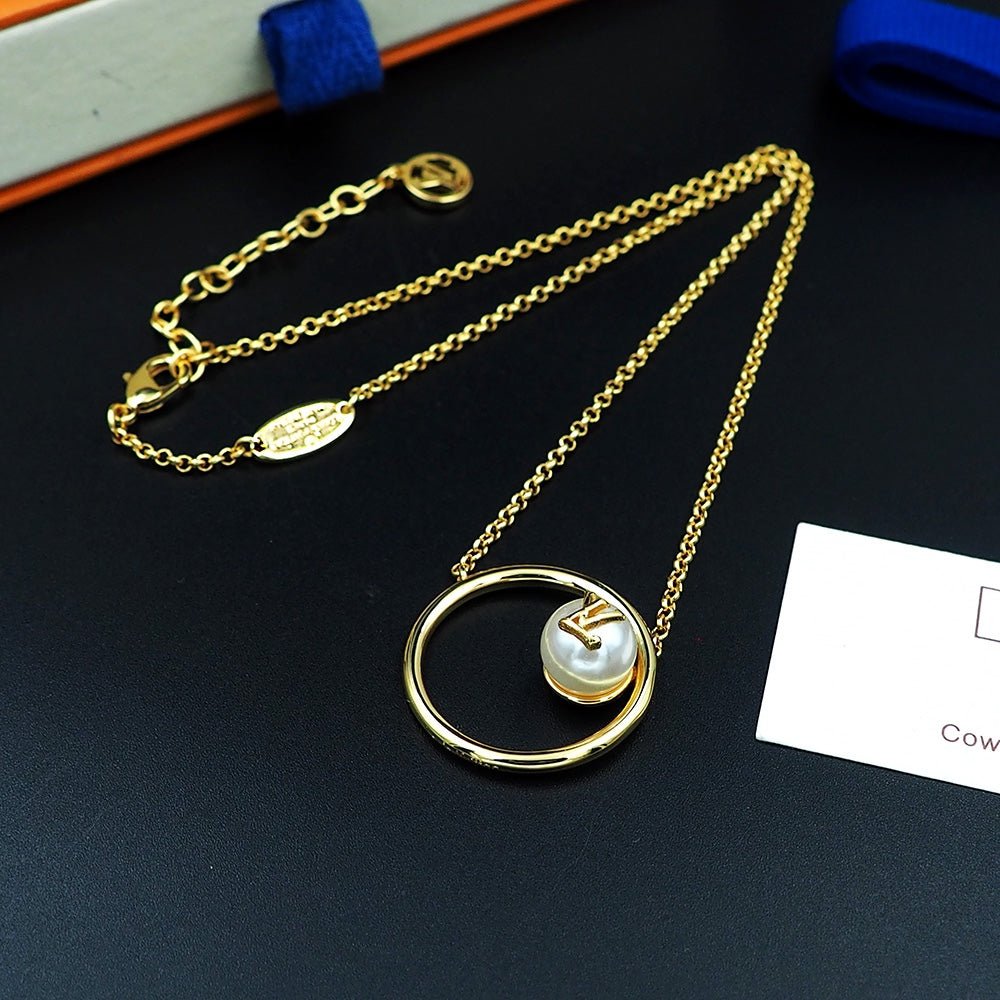 LV Gold Circle Pearl LV Logo Necklace - Image 19