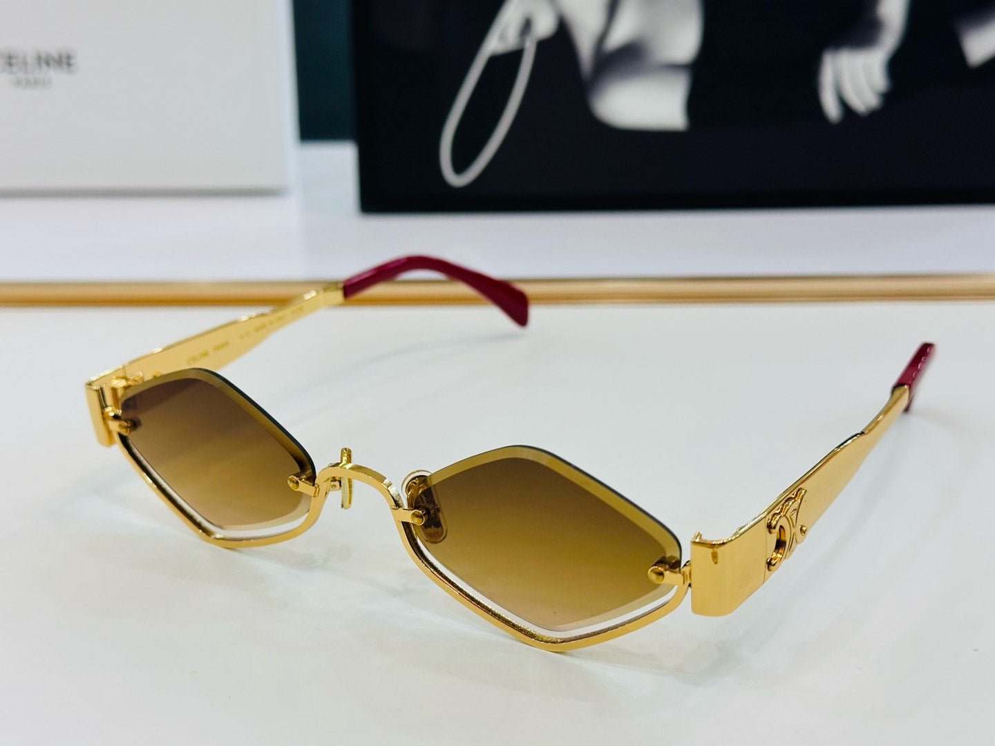 Alternative view of TRIOMPHE SEMI-RIMLESS SUNGLASS CL42117U IN METAL OCTAGON LENSES