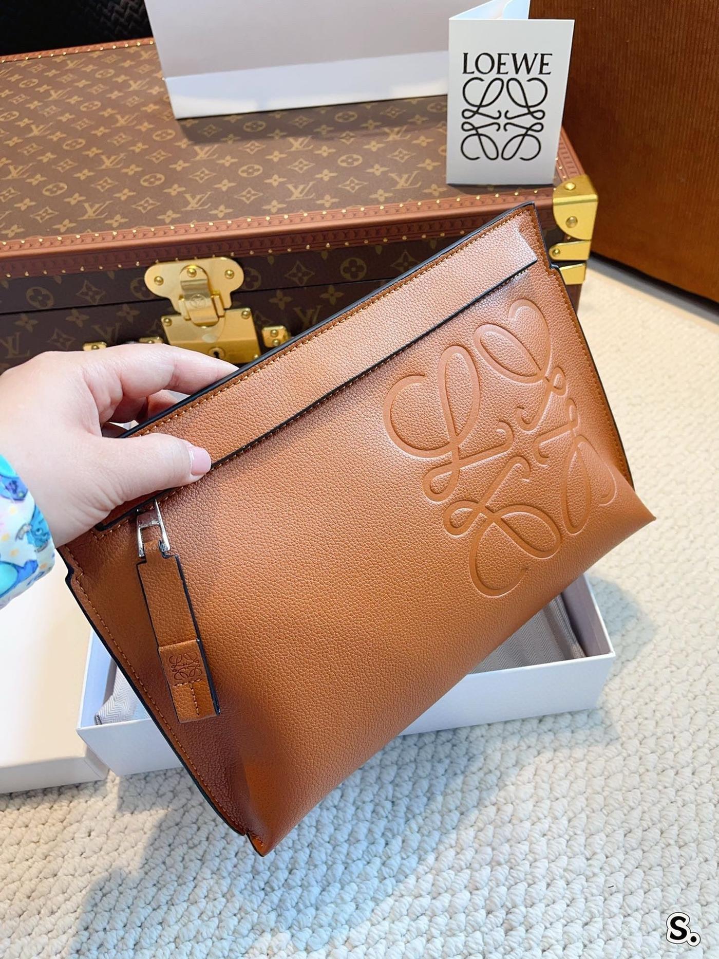 Alternative view of LOE POUCH CLUTCH BAG 30 IN WARM DESSERT CALFSKIN