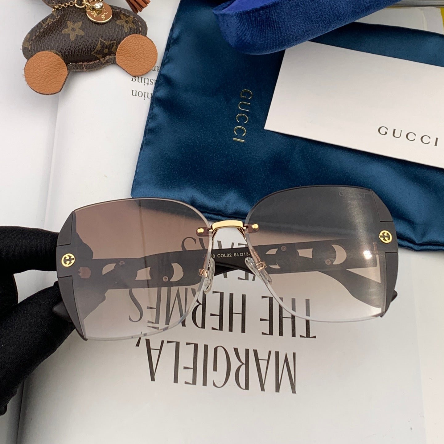 Alternative view of EMBOSSED LOGO SQUARE FRAME SUNGLASSES G0296 IN ACETATE AND METAL