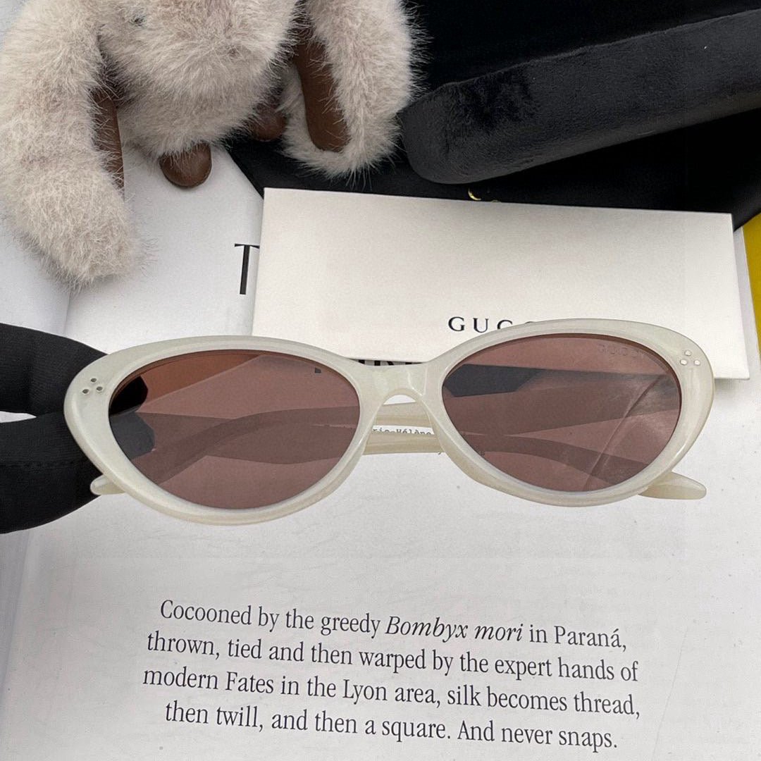 Gucci White Round Sunglasses - Image 4