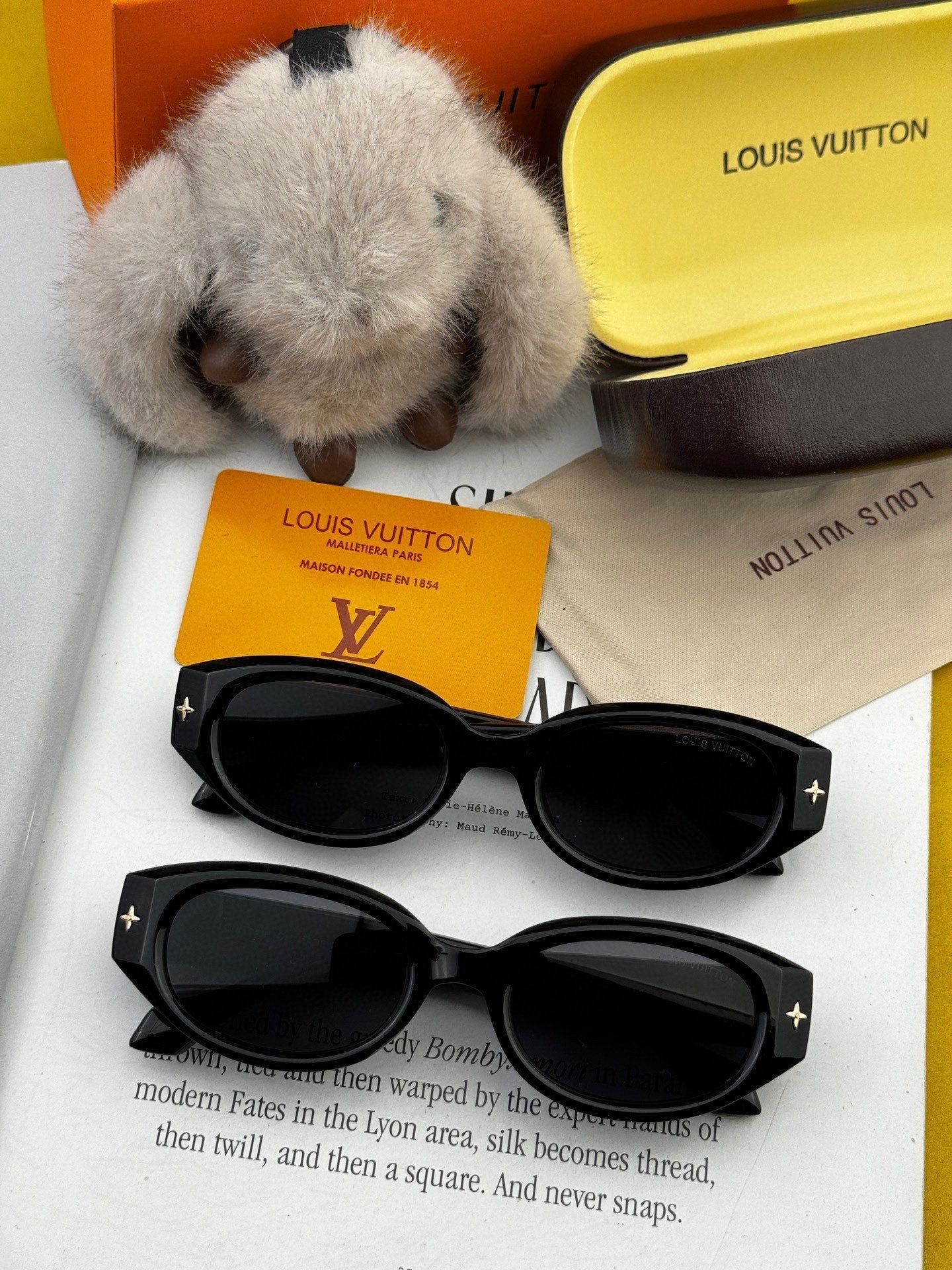LV Black Star Accent Retro Square Sunglasses - Image 6