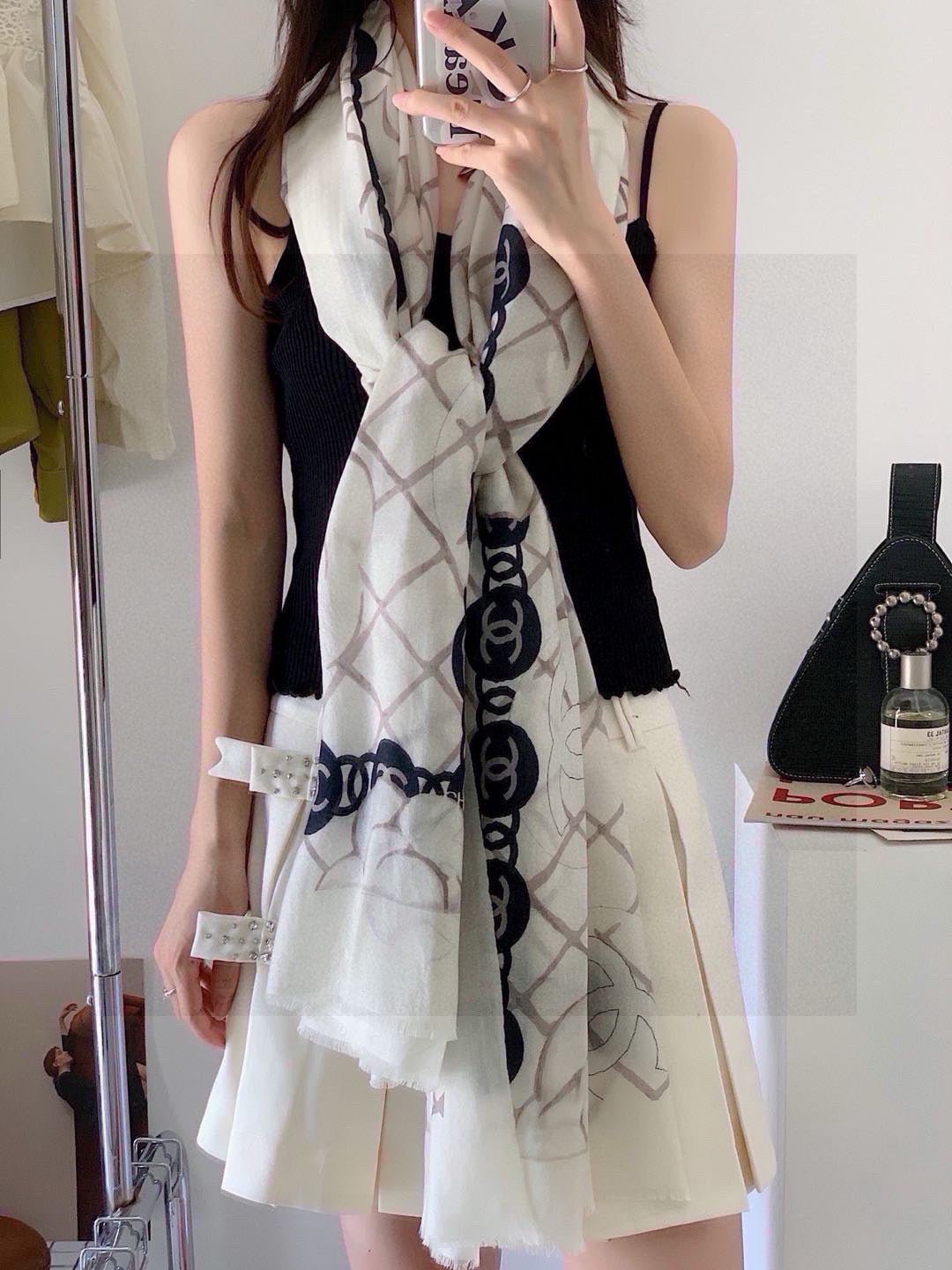 Alternative view of HERMES HERMES 25S SCARF 200 IN SILK 724722