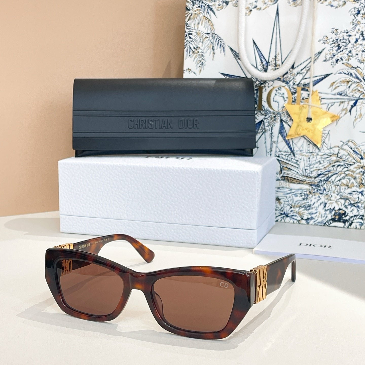 Dior Red Rectangular Green Sunglasses - Image 4