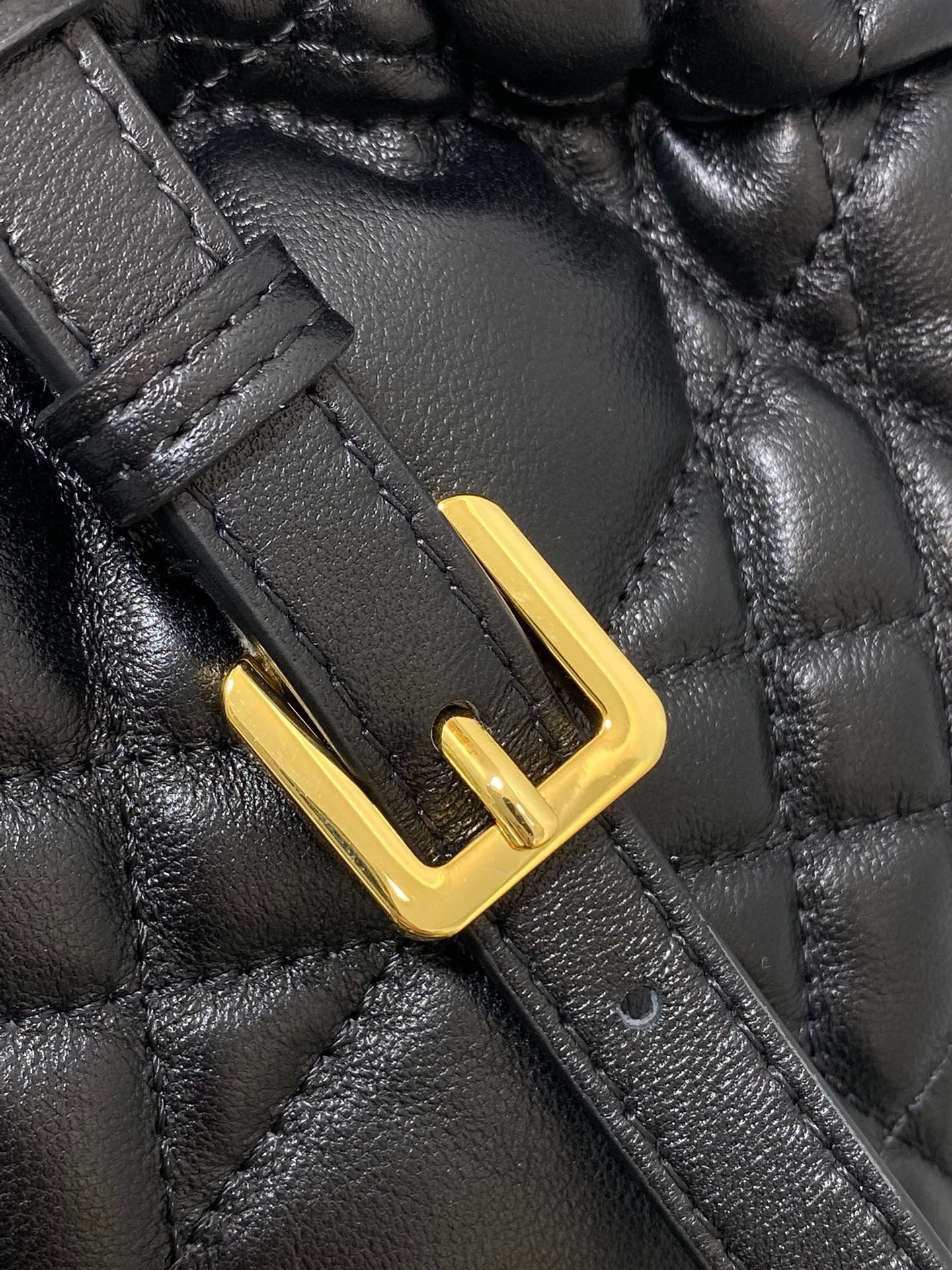Dior Montaigne 18 Black Lambskin Bucket Bag - Image 7