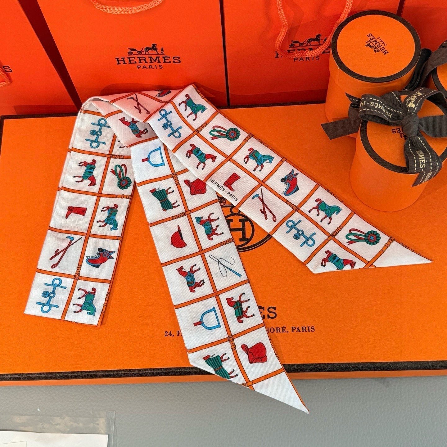 Alternative view of HERMES HERMES 25S SCARF 86 IN SILK 853138