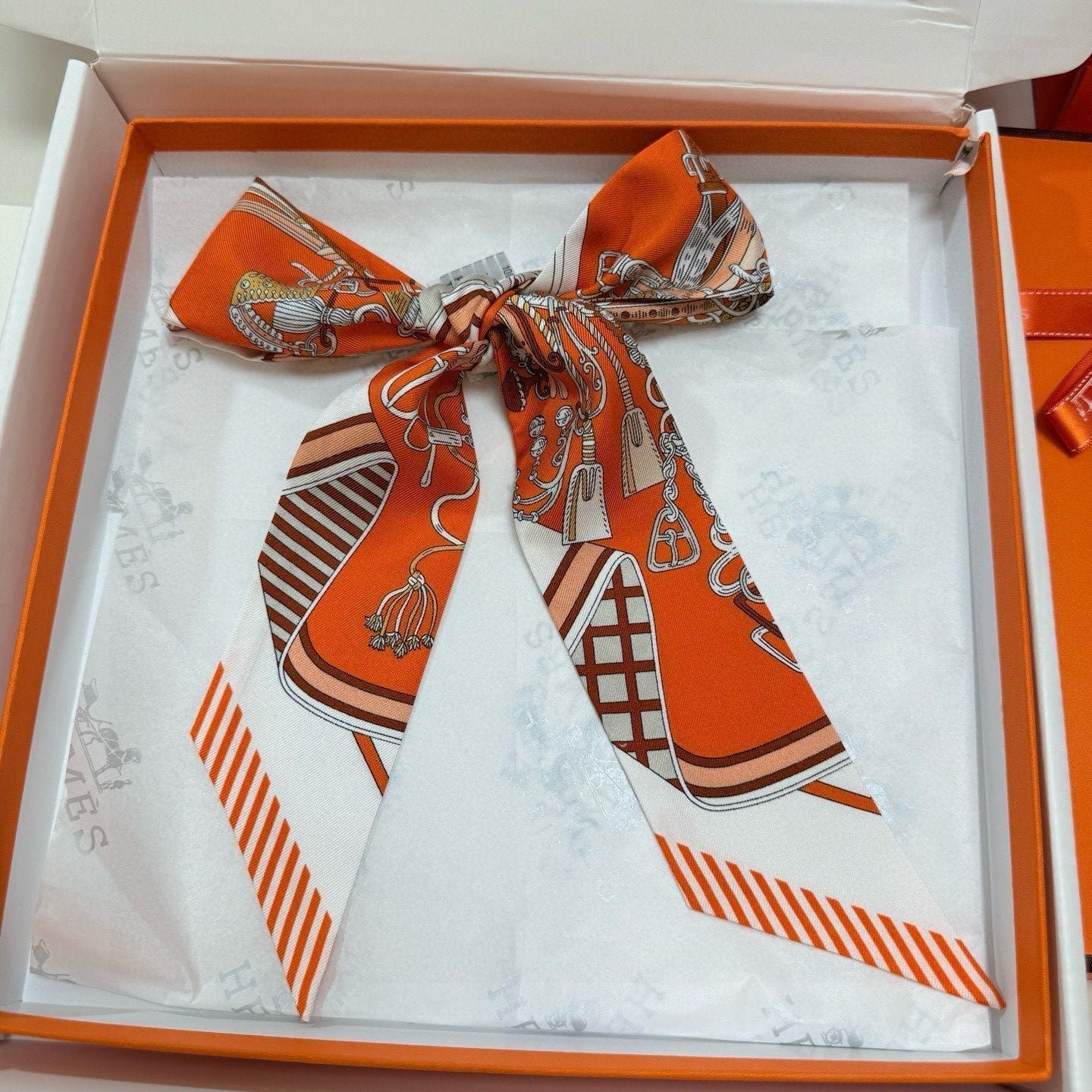 Alternative view of HERMES HERMES 25S SCARF 90 IN SILK 853147