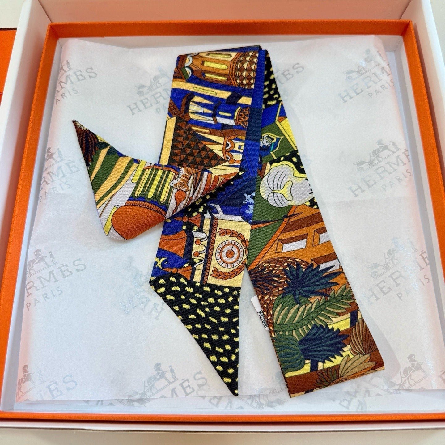 Alternative view of HERMES HERMES 25S NECKERCHIEF 86 IN SILK 989359
